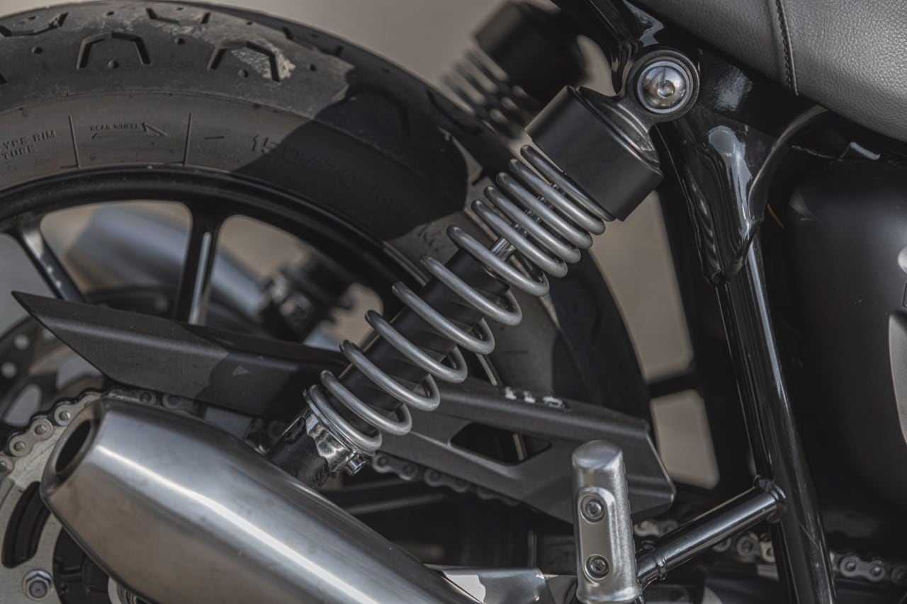 Moto Guzzi V7 Centenario e Triumph Street Twin: questione di PEDIGREE